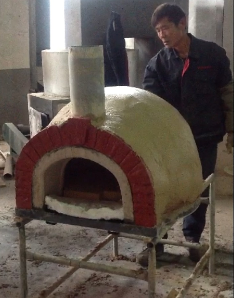Het afwerken van de Amalfi Pizzaoven met isolatie en gemalen vuursteen